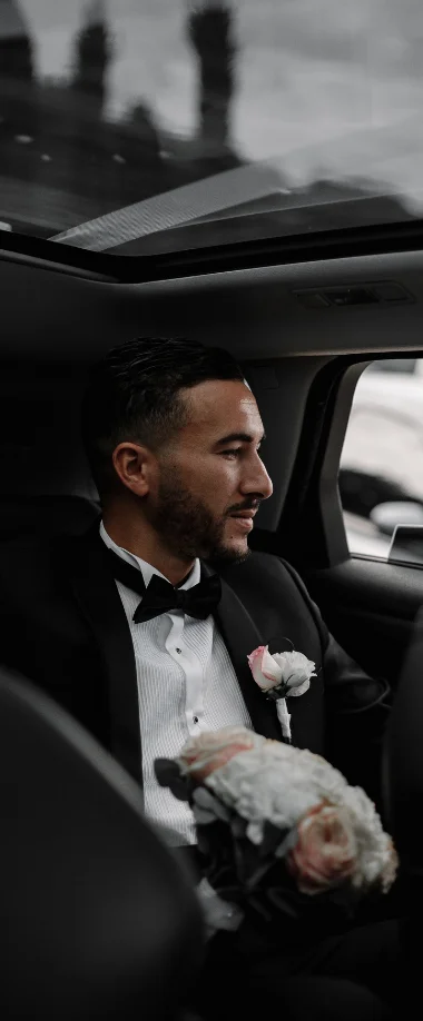 Chauffeur élégant accompagnant des mariés dans une berline lyonnaise prestigieuse