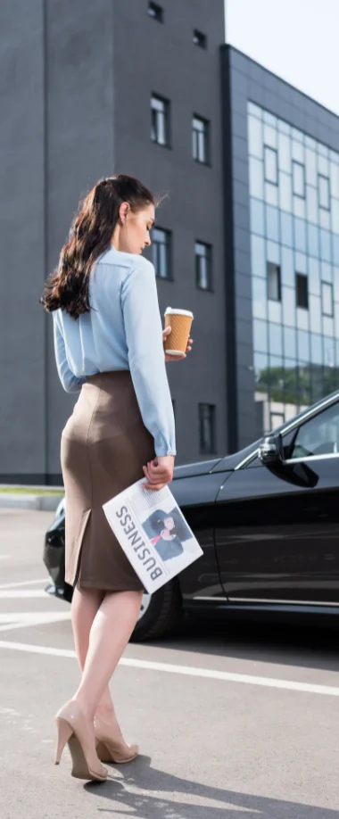 Conducteur professionnel accueillant voyageurs et bagages pour rendez-vous lyonnais professionnels