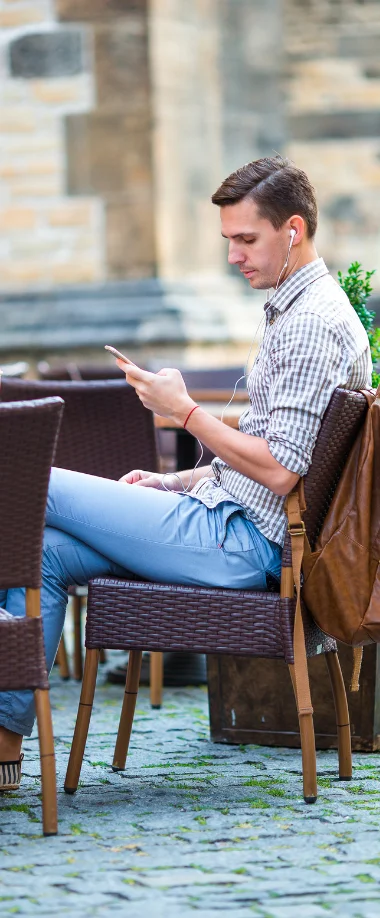 Client consultant les informations tarifaires avant sa réservation de chauffeur