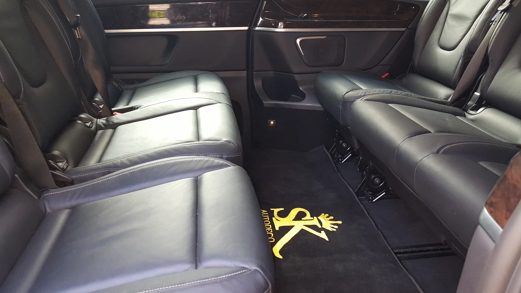 Chauffeur VTC élégant devant véhicule premium dans les rues lyonnaises