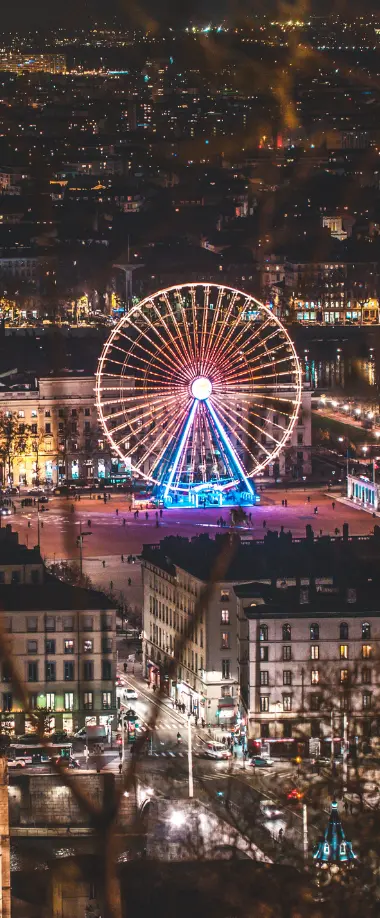 Berline nocturne attendant des voyageurs près des monuments lumineux lyonnais